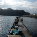鮎川湖では桟橋釣りもできる。安全、気楽。