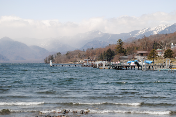 まだ冬の湖畔。