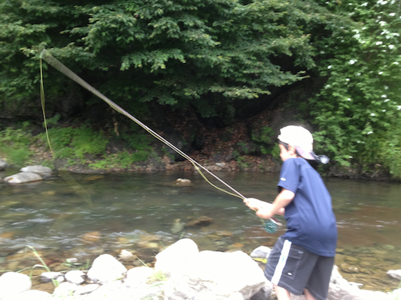 こっちの同級生の方は、今日がヤマメ釣りは初めて。フライフィッシングももちろんはじめて。しかしなかなかスジがいい。地元の子どものお父さんに話をして、子ども二人と今夜は一緒にキャンプすることになった。お父さん付き。釣り人どうしはすぐに仲よくれるのがいいところ。10年前からの友だちのように。