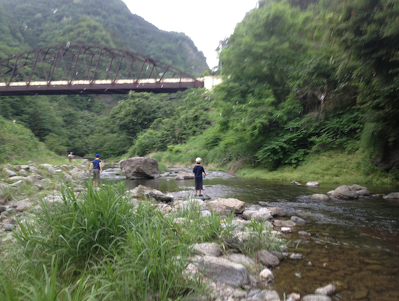 今回はいつもの仲間と秩父の管理釣り場で釣り＆キャンプ＆七輪会。前回ここで出会った地元の子どもとまた今度も会った（左側の奥の子）。「よく会うねえ。お父さんは？」「シモでひとりで釣りしてる」。この子は器用にエルクヘアをキャスティングして、ヤマメをぽんぽん釣り上げている。前回より上手になったのにおどろいた。お父さん、いらないね。手前はその同級生の友だち。今日はいっしょに来たのだそうです。