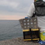 なつやすみ、鹿児島の男がやってきた。友人の麦わらのお兄さんと駿河湾の端っこで合流し、海フライの休日。そこへわたしも参加させてもらった。本誌読者には中馬さんの連載記事でおなじみ、鹿児島夢屋式のラインバスケット。このラインバスケットを波止にポンと置くだけで、駿河湾も南紀も瀬戸内も大阪湾もフロリダキースもクリスマス島も、その瞬間に鹿児島風になってしまうという、おそろしい威力を持っている。