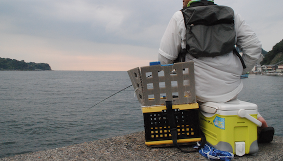 なつやすみ、鹿児島の男がやってきた。友人の麦わらのお兄さんと駿河湾の端っこで合流し、海フライの休日。そこへわたしも参加させてもらった。本誌読者には中馬さんの連載記事でおなじみ、鹿児島夢屋式のラインバスケット。このラインバスケットを波止にポンと置くだけで、駿河湾も南紀も瀬戸内も大阪湾もフロリダキースもクリスマス島も、その瞬間に鹿児島風になってしまうという、おそろしい威力を持っている。