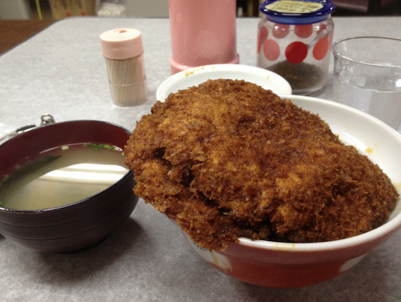 わらじかつ丼。調子づいて「二枚乗せ」を頼んだらこの有様。はみでております。というわけで『フライの雑誌』第100号は明後日から発送開始です。