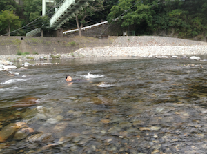 夏休みの注意事項。子どもと川流れをして遊ぶ時は、かならず下流側に安全な浅瀬がある場所で流れましょう。ライフジャケットの着用がおすすめです。