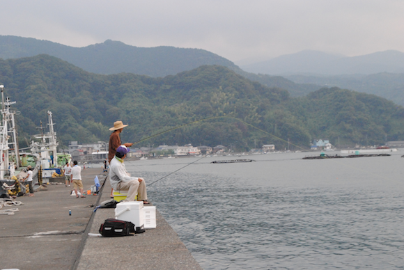 あー、引く引く。引いてる。じつはこのあたりの海フライのポイントはぜんぶ、いま魚をかけてる麦わらのお兄さんがたったひとりで開拓した。いちばんえらいのは麦わらのお兄さん。