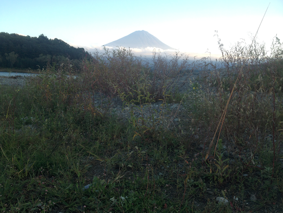 忍野のあとは湖へ。富士には羽舟竿がよく似合う。ハスを１匹釣った。地元の子どもはでかいバスに竿をのされて５Xをぶちきられ、「うーん、うーん。」とくやしがっていた。今夜夢に見るかもね。