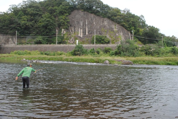 島崎憲司郎さんの羽舟竿キャスティング。ゆったりとまったく力みのないフォームから、水面スレスレをどこまでものびていくフライライン。島崎さんはこの夏ずーっと川で釣りしまくっていたとか。土手ですれ違った釣り少年みたいに、顔がまっくろにひやけしていた。元気もりもり。