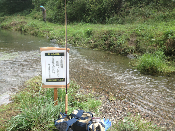 秩父フライフィールド内の湧き水流れ込みポイントに造成。さっそく魚が濁りに突っ込んできていました。