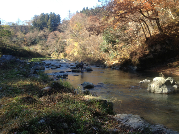 秩父の山の中の管理釣り場で今年最後の七輪会。釣りもね。