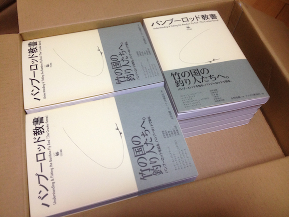 とりあえず段ボールに詰めてみたらサイズはちょうどいいけど破損が不安になったので、全体を梱包紙でくるむことにしました。やりなおし。こういう作業は版元のしごとです。