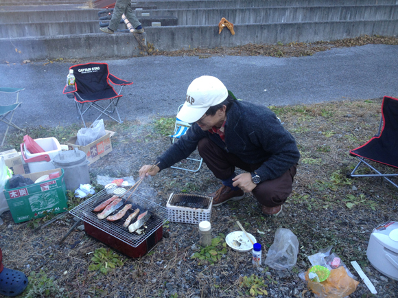 もうお腹いっぱいだよう、なにも食べられない、という頃にでてきた稚内産の沖獲れアキアジ。ううっと躊躇していたら、それまで食べる側だったコピーライター氏が無言で七輪の前に移動してニヤニヤしながらアキアジを焼き出した。「サケ、好きなんだよ」。あ、そうだったんですか。