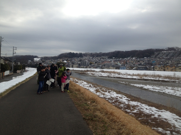 締め切り忘れて地域の鳥見会へ参加した。河原はまだまだ雪景色。「あ、カワセミ！」と誰かが叫んで、全員がそっちへ集中した。 