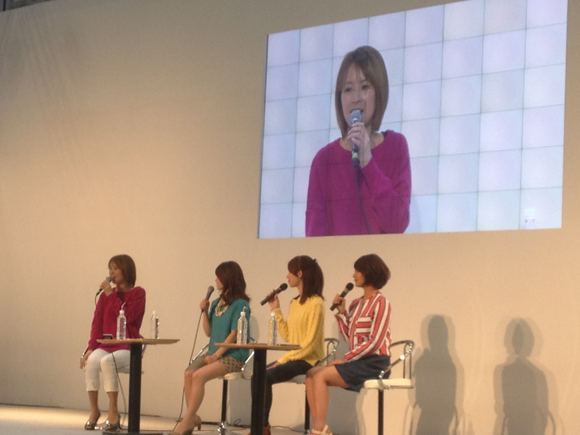 メインステージ企画「女性アングラー大集合」で、児島玲子、秋丸美帆、松本昌子、晴山由梨の各お嬢さん。コジレイさん以外のお嬢さんからはあまり釣り師の匂いを感じなかった。仕事なんですよね。「せっかく釣りのお仕事をいただいたので、これからも釣りをしたいと思います！」って元気に宣言されてもナ。コジレイさんはファンなので生で見られたのはたいへんうれしい。