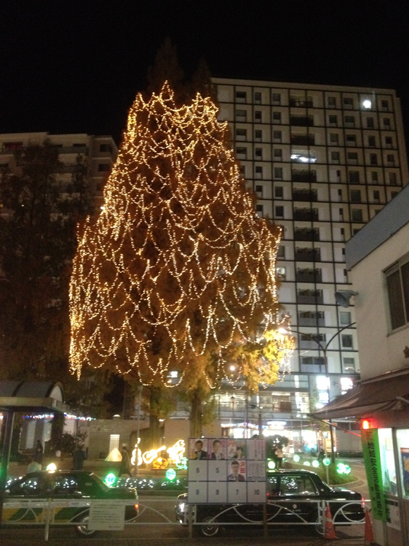 久しぶりの阿佐谷。この駅前の巨大墓石みたいな超高級マンションが出来る前、この場所には「アコヒーダ」という昭和の素敵な喫茶店がありました。あの頃はよかったな。墓石地下の駐車場からぬおーと顔をのぞかせてくるのはぜんぶ外車ばかりだとか。向かって左側の墓石には松田聖子が棲んでるといううわさを教えてもらいました。まじすか。この墓石に？ 松田聖子が？ SAYAKAくらいじゃね？ 墓石墓石失礼です。ぷんぷん。