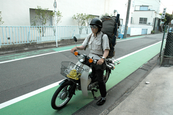 ありし日の（まだ元気だけど）カブラー斉藤氏。ササノフライタックルクラフターズ（埼玉県蕨市）前にて。待ち合わせの時間に２時間半も遅れてやってきた。背負っているのは自作の「超巨大バックパック」。ササノの社長に見せたかったらしい。ササノの社長がコレをみてたいへん喜んでいたのが救い。