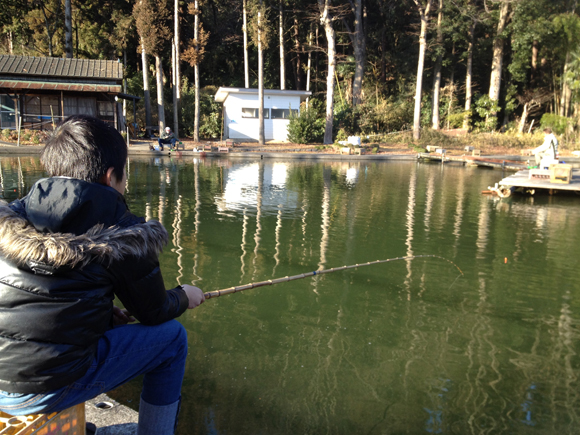 この釣り場でよく会う地元の子どもに、コイ釣り勝負を挑まれた。「釣った数が少なかった方が〝負けました。ごめんなさい。〟って言うの」。受けて立とうじゃないか。