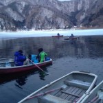 朝3：45起床で高速道路を突っ走り、氷の隙間へ出船。マイナス8度。家庭用冷凍庫の中にいるのと同じ。寒いていうか痛い。