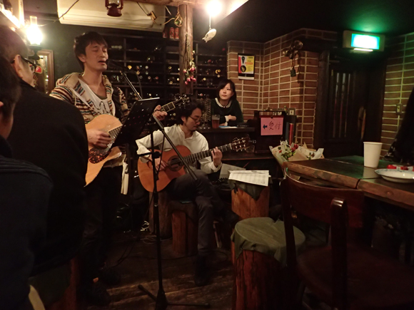 きれいな歌声のTacaci Uecimaさん、超絶ギターのTaku Tajimaさん。