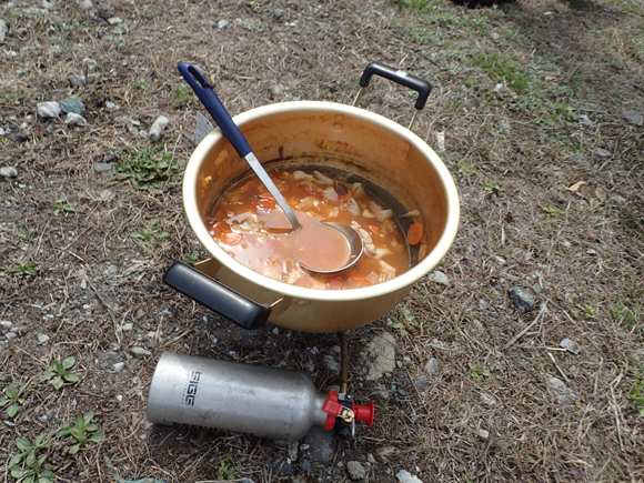 秩父の友人がつくってくれたトマトもつ鍋。うまいうまいと、あっっっという間にひと鍋なくなりました。