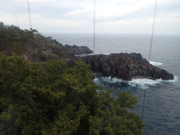 ががっと移動して静岡県。はじめて探りに来てみた海岸だが、この崖のどこでフライフィッシングをやれというのだ。