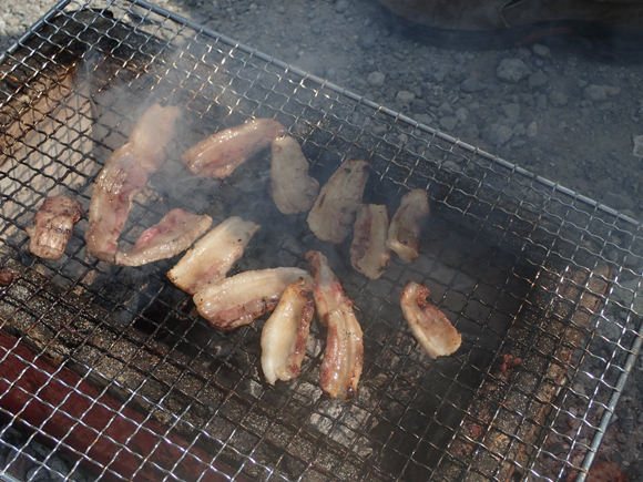 この日の炭火焼は「割烹料理店のイノシシ」と「奇跡の牧さんジカ」、「手塩にかけた秩父のマス」が主役。