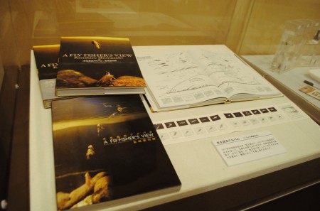 茨城県自然博物館に展示された『水生昆虫アルバム』とシマザキフライ（2011年）