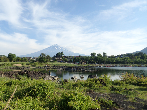 湖の向こうに富士山。