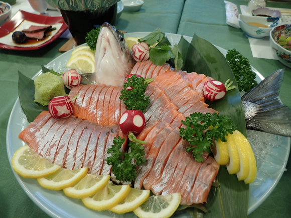 ビワマスのおさしみ。とろける。何かに似ているではなく「ビワマスの味」として覚えた。