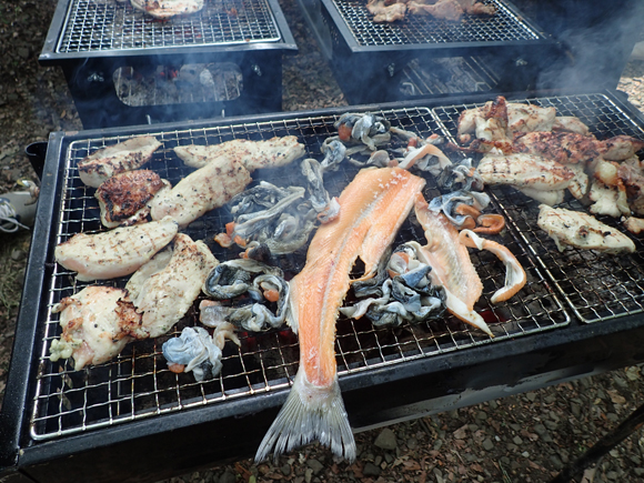 新鮮な魚の生食はもちろん美味しい。でも火を通すとまた違った美味しさがうまれてわたしは好き。ビワマスの中骨と皮焼き。最高です。