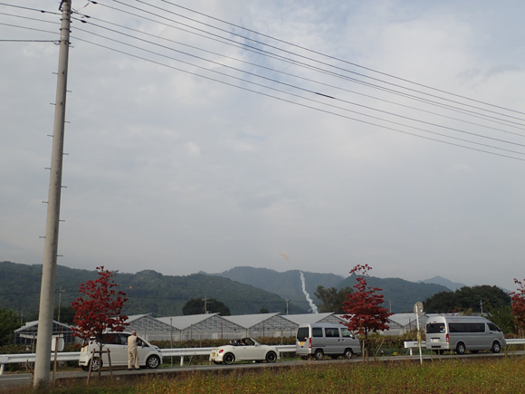 秩父市吉田にある椋（むく）神社の龍勢まつりを初めて見た。地元住民お手製の巨大ロケットへご神木（丸太）をくくりつけ、空へ向けて飛ばしっこする有名な奇祭。うまくいくと100メートルくらい打ち上がる。ロケットの数は年々増えて今年は30発。数年前までは発射台のやぐらもなく、ゆっくり降下させるためのパラシュートもなかった。だから打ち上げたご神木がどこへ飛んでいくか分からなかった。民家の屋根を突き破って落ちたこともあったという。でもご神木なので屋根を突き破られた家のお年寄りはありがたがって喜んだとか。その頃は、打ち上げ失敗したロケットが、観客席へ真横に突っ込んでくることも普通で、もちろんものすごく危険なのだが、みんなキャーキャー言って喜んでたらしい。やっぱり奇祭だ。