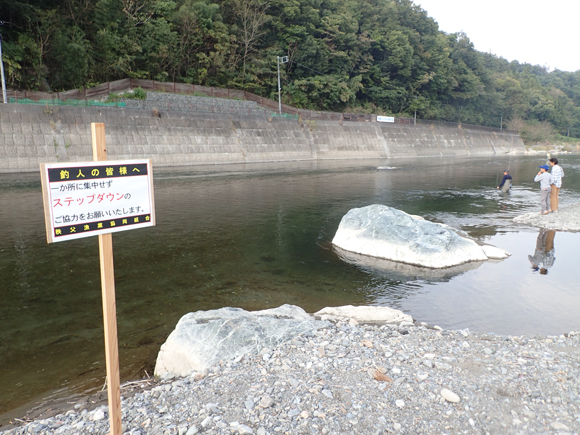 秩父漁協が運営している荒川本流の「冬季にじますキャッチ＆リリース釣場」へ。看板の文言が玄人っぽい。今シーズン来よう。