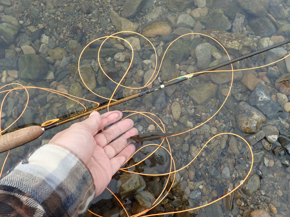 わざと長めのラインを出しておいて、魚が出たらメンディングみたくしてアワセる。これで乗ると気持ちいい。第106号の記事で横浜のＳさんも同じことを言っていた。むふふ。広くて浅いフラットでおもいきりラインをのばしてできるだけ遠くで魚をかけるのは、フライフィッシングならではの喜び。先についているのがオイカワでもボーンフィッシュでもスティールヘッドでも、喜びの質はあんまり変わらないんじゃないかと、勝手なことをかんがえる。