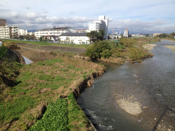 浅川と湯殿川の合流点を長沼橋から。合流点から上流側で湯殿川の最初の橋が栄橋。