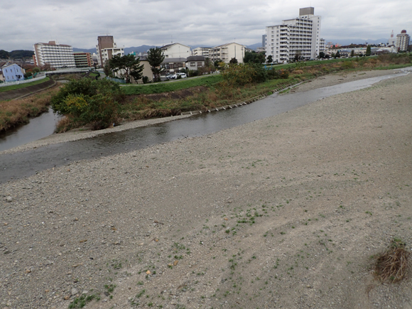 長沼橋北詰から上流をのぞむ