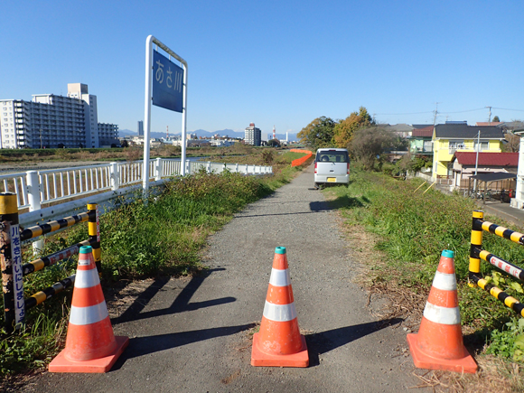 今朝の長沼橋。ロープを張った工事業者さんの車と思われる。