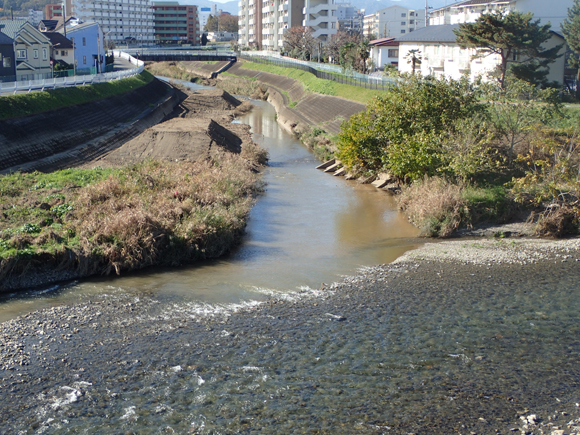 長沼橋上、湯殿川合流点。重機で積み上げられた土が放置されている。