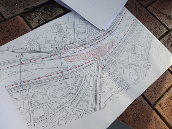 工事図面を見たエンジニアの友人が言うには、「河が平らにされるね」とのこと。