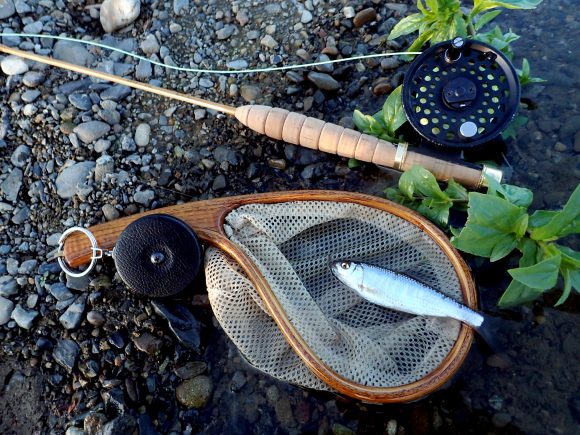 出来上がったばかりの羽舟竿、樋渡忠一さんに作ってもらったオイカワネット、『フライの雑誌』創刊編集長の中沢さんからもらった古いフライリール（重っ）。これだけの由緒ある道具で、ほんの小さいオイカワを釣って放すだけ。釣って放すだけ。毛鉤は昨日巻いたストレッチボディ式のアイカザイム20番。わたしはなんてぜいたくな釣りをしているんだろう。 