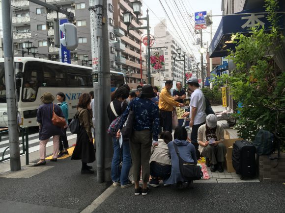 往来堂書店さん前の箱。店内で「谷根千ちいさなお店散歩」を買ったが、この状態の箱をのぞく勇気はわたしにはなかった。「窓」がどうこうとか言ってるくせに、どうしようもない。