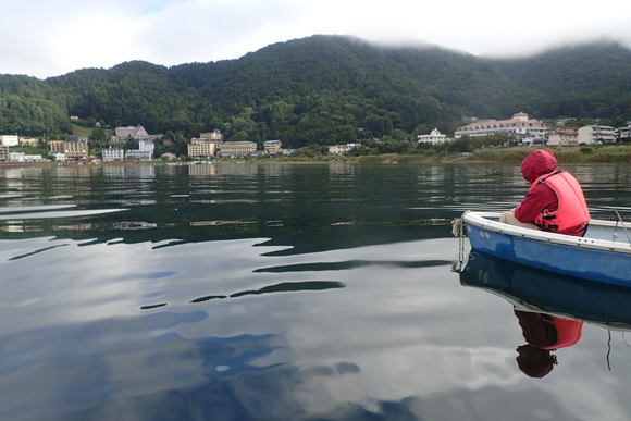 10.2（日）、河口湖・湖波ボートからワカサギ出船。写っているのは地元の方。