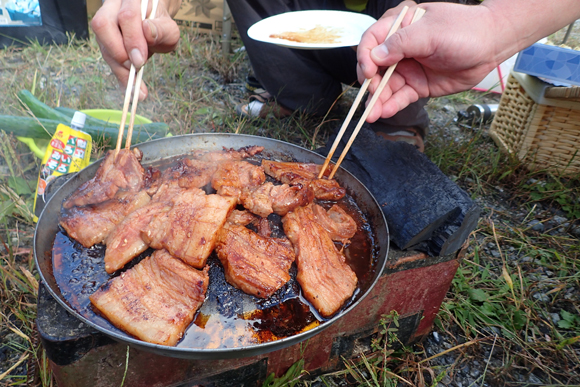 ジンギスカン鍋で焼き肉。うまいうまい。