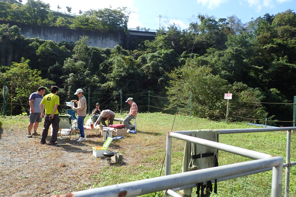 雨予報なんて大はずれで、気象庁どうしちゃったのくらいな快晴。わたしとＯさんという強烈な晴れ男が二人そろい踏みしたので当然といえば当然。しかしわたしもＯさんも、絶対安全晴れ男の機能は釣りの時だけしか効かない。つまり社会の役には立ちません。