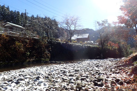 昨日が初雪で今朝の気温は1℃なのに釣り人がいた。あなたも好きねえ。わたしもだけど。