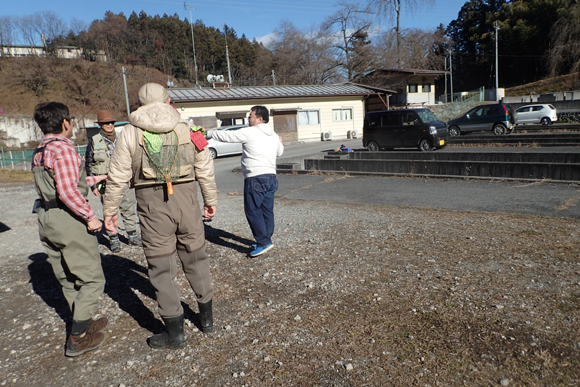 田中さんが新しく入手したいにしえのグラスロッドを持ってきた。２本あって、そのうちの１本は本当に素晴らしい。うらやましい。もう１本も良いんだけど、「ま、2000円だな。え、15000円もだしたの！ そりゃねえべなあ！」とは内田さんの感想。